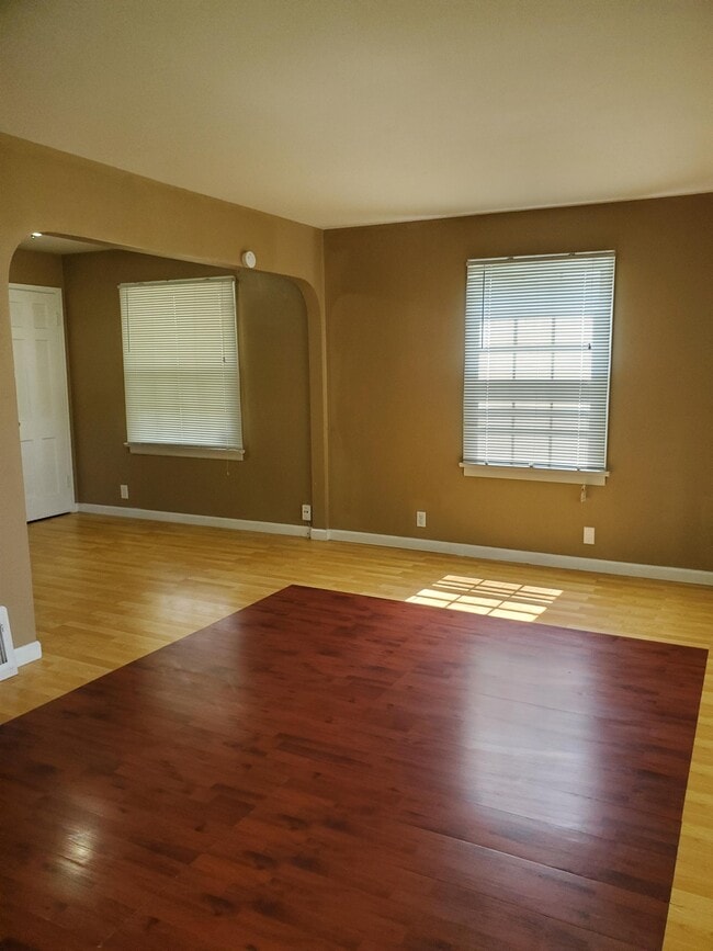 6040 Cascade Dr in Berkeley, MO - Building Photo - Building Photo