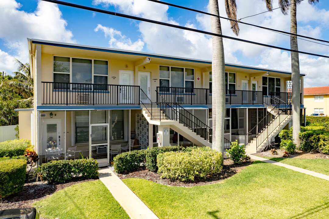 Surf Club Apartments in Deerfield Beach, FL - Building Photo