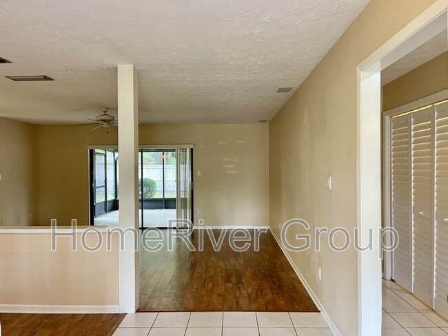15720 Country Lake Dr in Tampa, FL - Building Photo - Building Photo