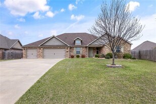 1221 Stoneybrook Ln in Bentonville, AR - Building Photo