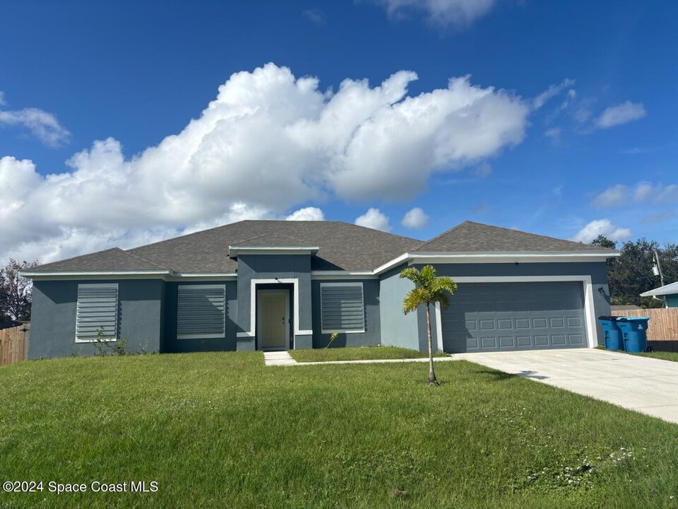 647 Airoso Rd SE in Palm Bay, FL - Building Photo