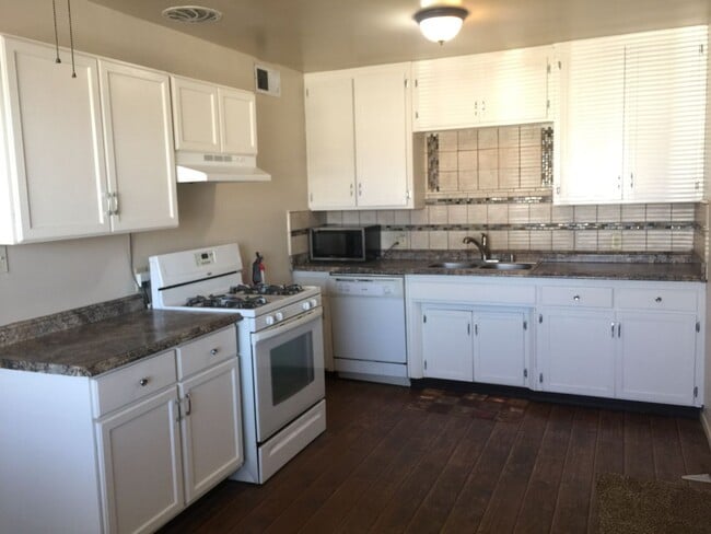 202 Spruce St in Tehachapi, CA - Foto de edificio - Building Photo