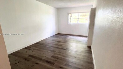 1305 W 53rd St, Unit 430 in Hialeah, FL - Building Photo - Building Photo