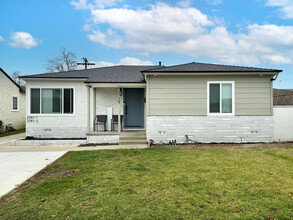 3739 Centralia St in Lakewood, CA - Building Photo - Building Photo