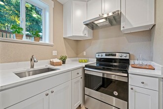 9110 Redmond - Woodinville Rd NE-Unit -Unit 103 in Redmond, WA - Building Photo - Building Photo