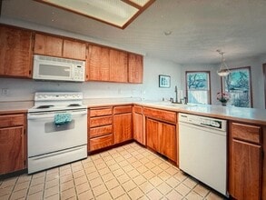 1856 Northwood Dr in Central Point, OR - Foto de edificio - Building Photo