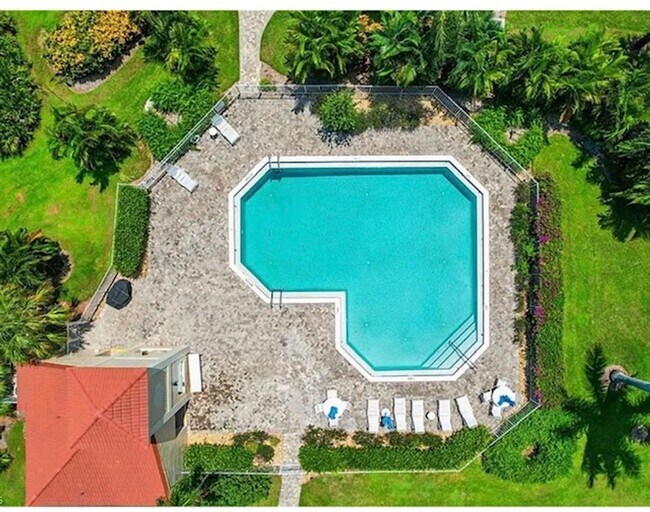 4650 Yacht Harbor Dr in Naples, FL - Building Photo - Building Photo
