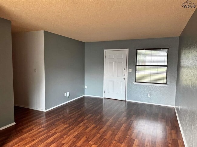 201 E Bois D Arc St in Henrietta, TX - Foto de edificio - Building Photo