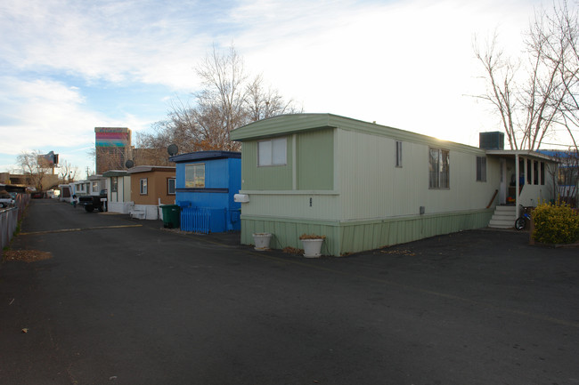 390 Gentry Way in Reno, NV - Building Photo - Building Photo