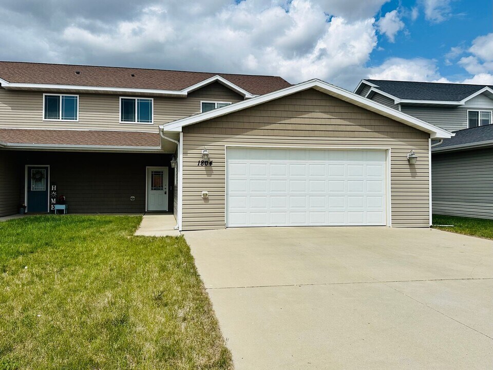 1804 23rd Ave NW in Minot, ND - Building Photo