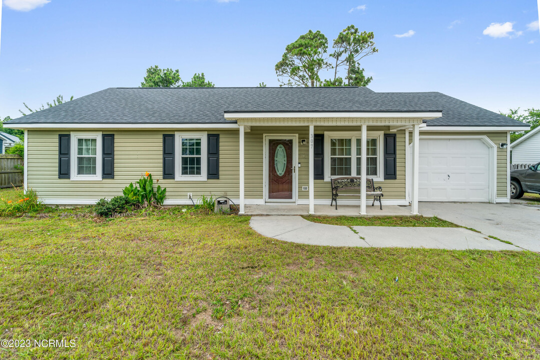 307 Crown Point Rd in Hubert, NC - Building Photo