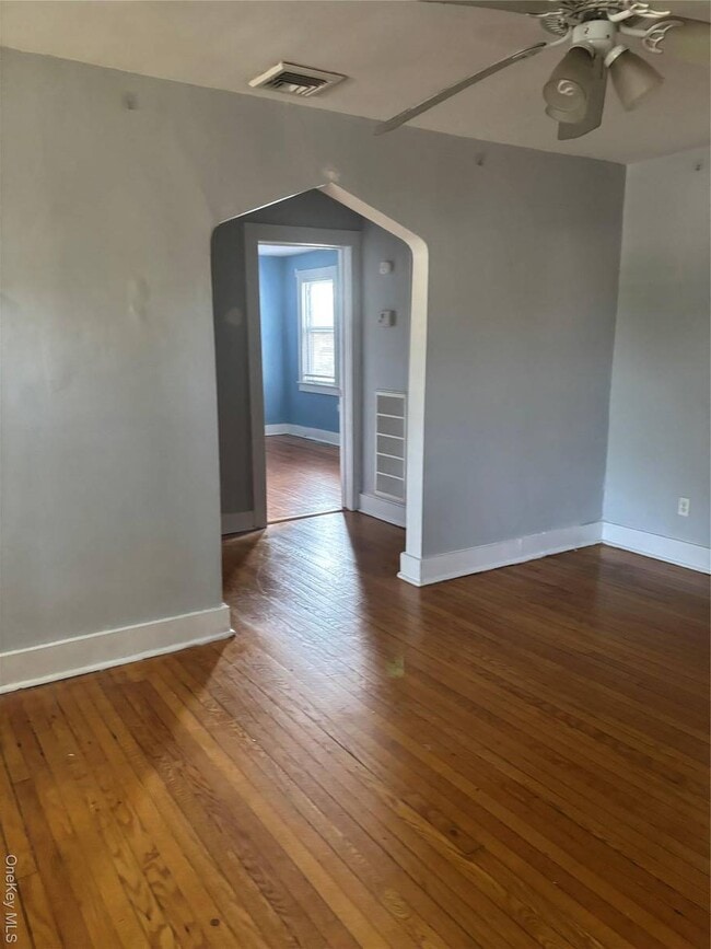 457 Montauk Hwy in West Islip, NY - Foto de edificio - Building Photo