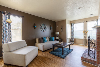 Oak Tree Park in Albuquerque, NM - Foto de edificio - Interior Photo