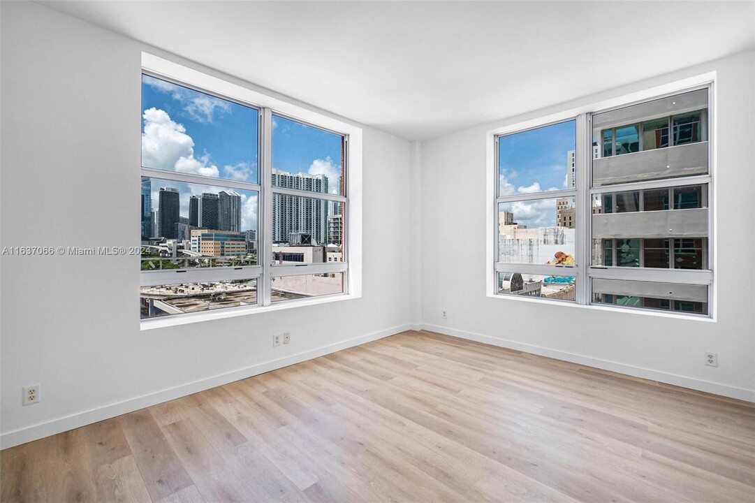 111 E Flagler St in Miami, FL - Building Photo