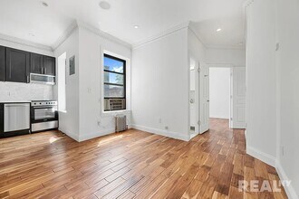 102 Christopher St, Unit 4A in New York, NY - Building Photo - Building Photo