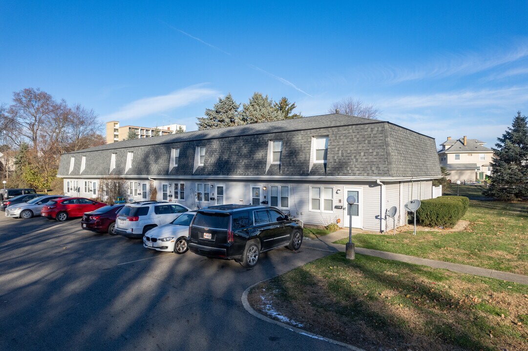 56-66 Lindbergh St in Barberton, OH - Building Photo