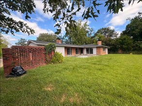 3651 Edgar D Nixon Ave in Montgomery, AL - Foto de edificio - Building Photo