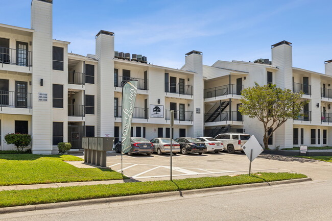 Garrett Gardens Apartments in Dallas, TX - Foto de edificio - Building Photo