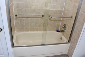 55 Shadow Grove Ln, Unit Sleek Basement Apartment in Holbrook, NY - Foto de edificio - Building Photo