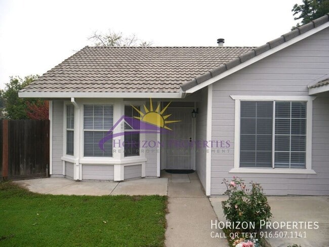 8635 W Chase Ct in Sacramento, CA - Foto de edificio - Building Photo
