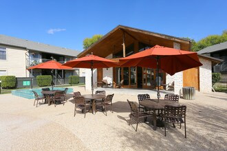 Pebble Creek Apartments in Austin, TX - Foto de edificio - Building Photo