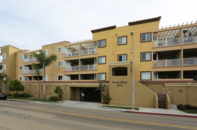 Summit Village in Oceanside, CA - Foto de edificio - Building Photo