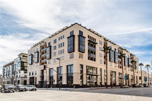 property at 39 S Los Robles Ave