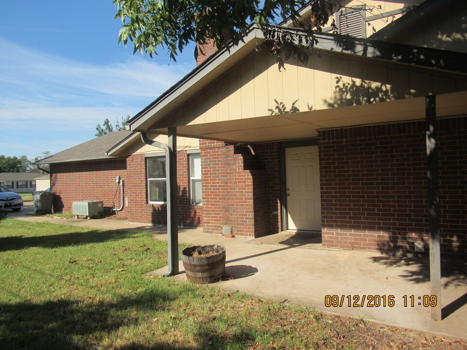 1211 NW Bell Ave in Lawton, OK - Foto de edificio