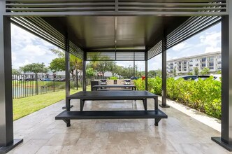 8205 Commerce Way in Miami Lakes, FL - Foto de edificio - Building Photo