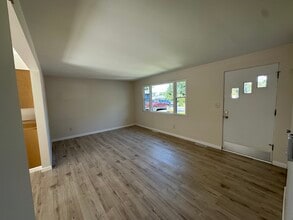 2218 Midland Dr in Erie, PA - Foto de edificio - Building Photo