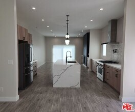 422 Almond Ave in Monrovia, CA - Building Photo - Building Photo