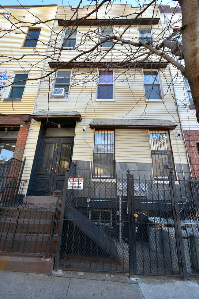 254 Menahan St in Brooklyn, NY - Building Photo - Building Photo