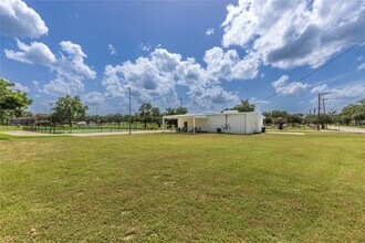 425 E Obryant St in Bellville, TX - Building Photo - Building Photo