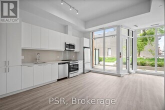 200-200 Deerfield Rd in Newmarket, ON - Building Photo - Building Photo