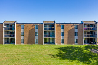 Park Plaza Apartments in Brown Deer, WI - Foto de edificio - Building Photo