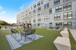 L Logan Square Apartments in Chicago, IL - Building Photo