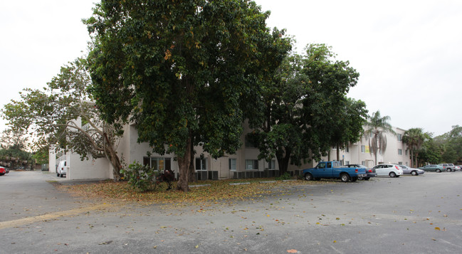 The Waterford Apartments in Ft. Myers, FL - Foto de edificio - Building Photo