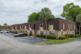 Pine Tree Apartments in Deerfield Beach, FL - Building Photo