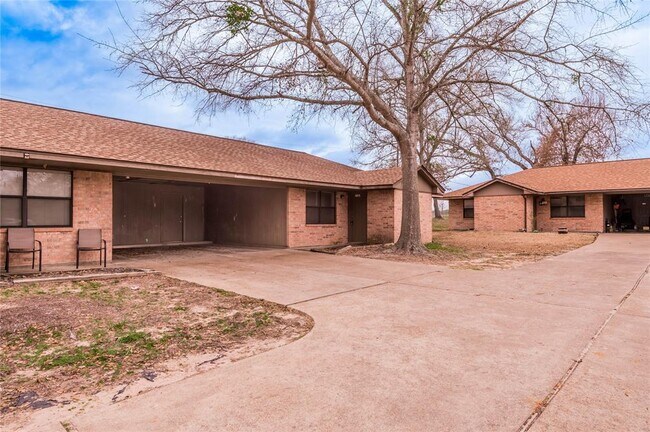 116 Pine Hollow Ln, Unit C in Huntsville, TX - Building Photo - Building Photo