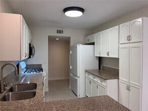 9688 Gunsmith Dr in Las Vegas, NV - Building Photo - Building Photo