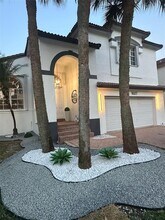 1607 SW 157th Ave in Pembroke Pines, FL - Foto de edificio - Building Photo