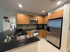 1060 Brickell Ave, Unit 2215 in Miami, FL - Building Photo - Building Photo