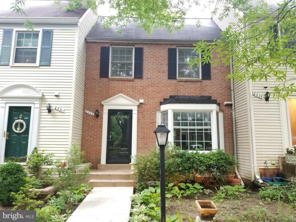 8223 Goldstream Ct in Vienna, VA - Building Photo