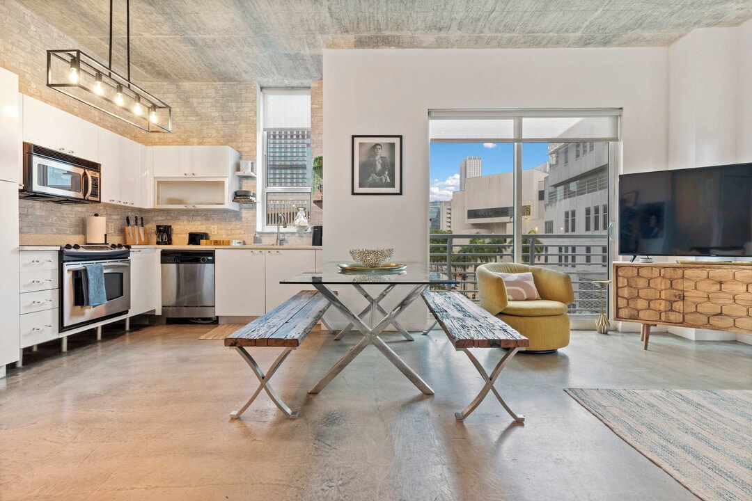 234 NE 3rd St in Miami, FL - Building Photo