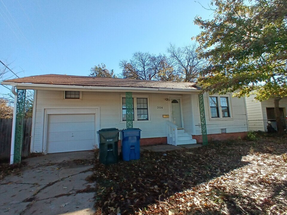 304 E Mid-America Blvd in Midwest City, OK - Building Photo