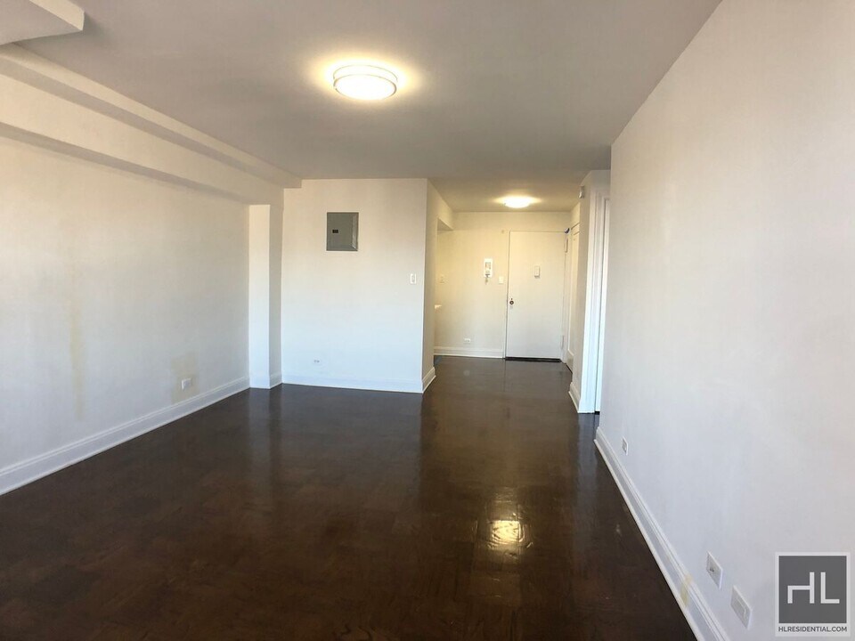 E 16 ST in New York, NY - Building Photo