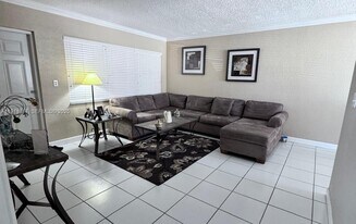 2451 NE 49th St in Fort Lauderdale, FL - Building Photo