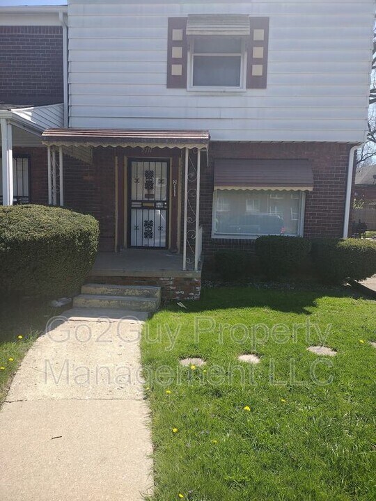 2111 Ewald Cir in Detroit, MI - Building Photo