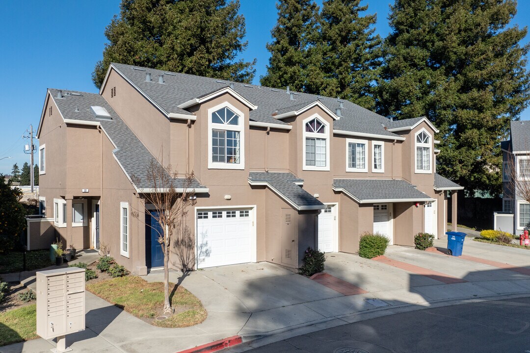 24501 Diamond Ridge Dr in Hayward, CA - Building Photo