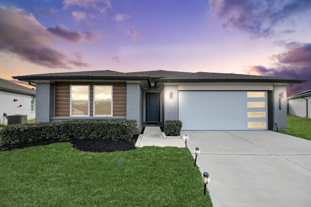 202 Serena Pk Ln in Arcola, TX - Building Photo